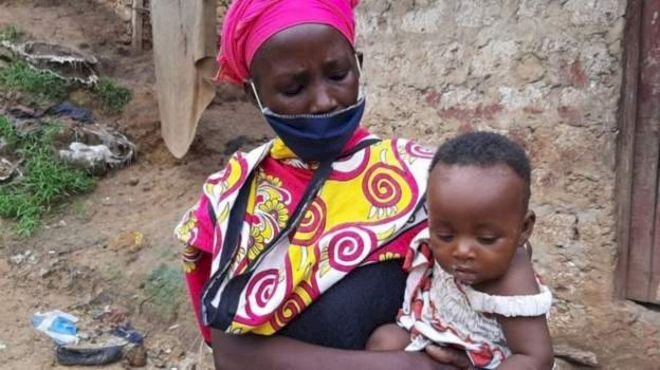 Kenya'da çocuklarını yemeğin piştiğine inandırmak için ocakta taş kaynatan kadına yardım yağdı