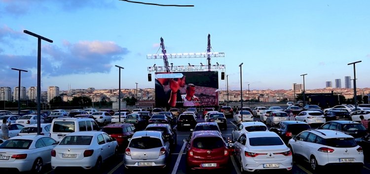 Marmara Forum’da, açık hava arabalı sinema gecesi rüzgârı