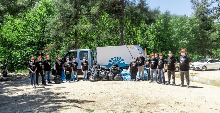 Çevre için bir araya gelen Eker çalışanları, 3500m2 ormanlık alanda 1 kamyon çöp topladı