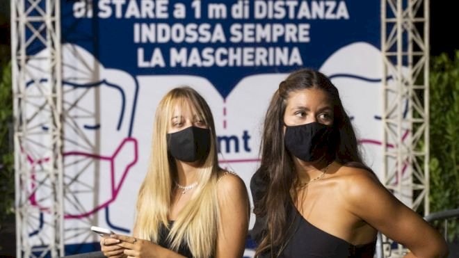 Koronavirüs: İtalya'da vaka sayıları artışa geçti, diskolar kapatılıyor