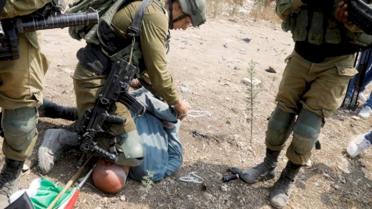 İsrail askerinin diziyle boynuna bastırdığı Filistinli protestocu: 'Yaşlıyız diye saldırmazlar dedik'