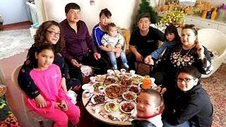 Çinli memurlar Uygur Türklerinin evlerinde
