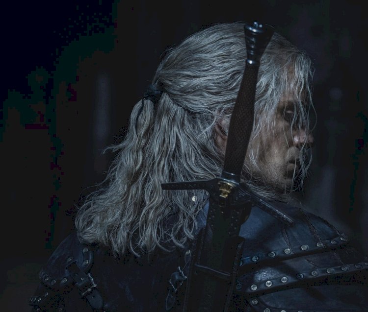 Netflix, The Witcher'ın ikinci sezonundan Henry Cavill'in ilk görsellerini paylaştı.