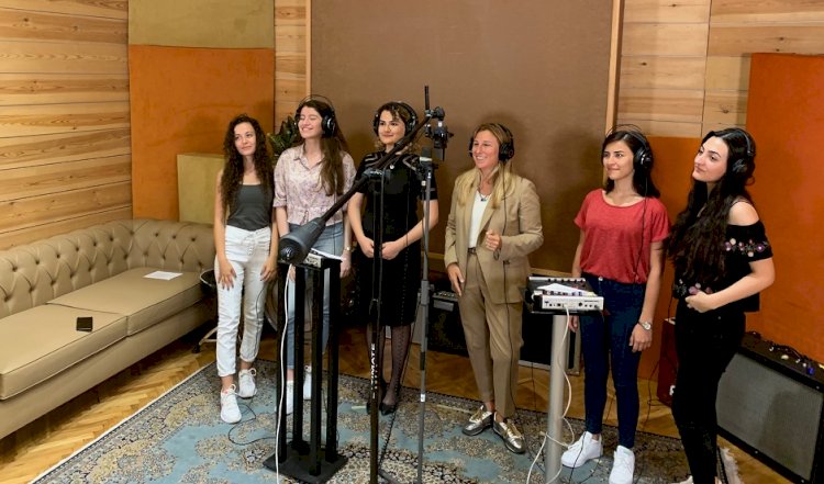 Türkiye'nin Mühendis Kızları müzik grubu Gripin'in desteği ile kendi şarkısını yaptı