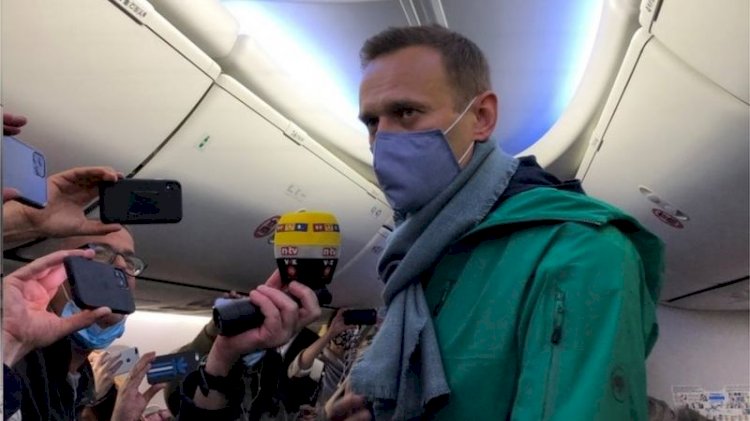 Zehirlenen Rus muhalif lider Navalni, Moskova'ya döndü
