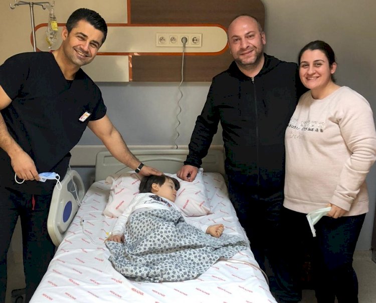 2.5 yaşındaki Alperen böbrek taşından kapalı ameliyatla kurtuldu