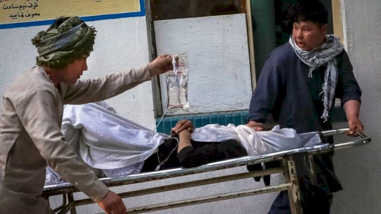 Afganistan'da ortaokul girişinde meydana gelen patlamada en az 30 kişi öldü