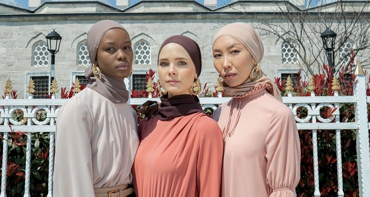 Dünyaca ünlü Türk tasarımcı Özlem Süer, modest modanın lideri Modanisa için abiye koleksiyon tasarladı