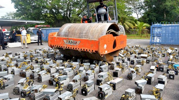 Malezya'da polis, Bitcoin madenciliğinde kullanılan cihazları silindirle imha etti