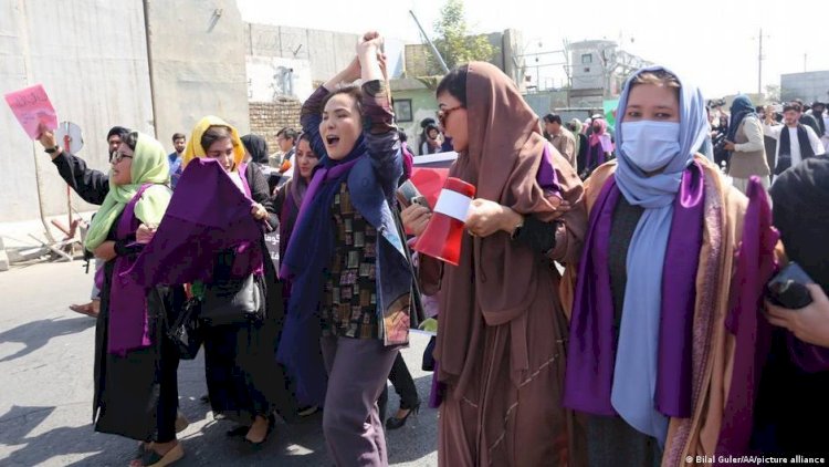 Afganistan'da kadınlar Taliban'ı protesto ediyor