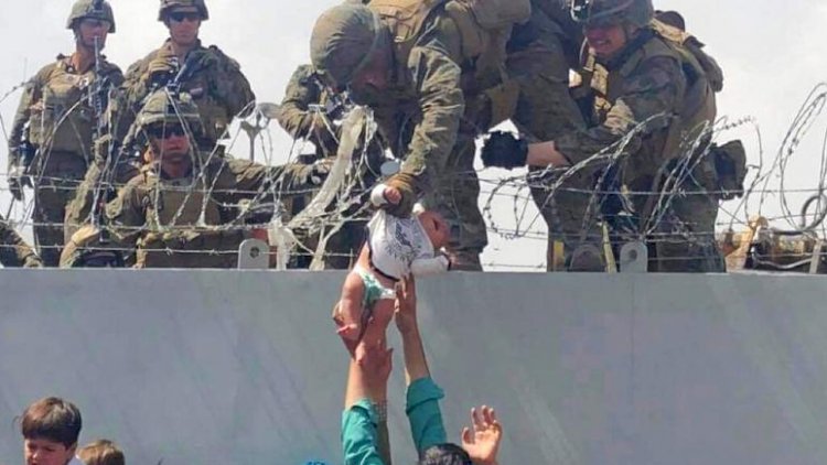 Afganistan'da çitlerin üzerinden ABD askerlerine verildikten sonra kaybolan çocuk bulundu