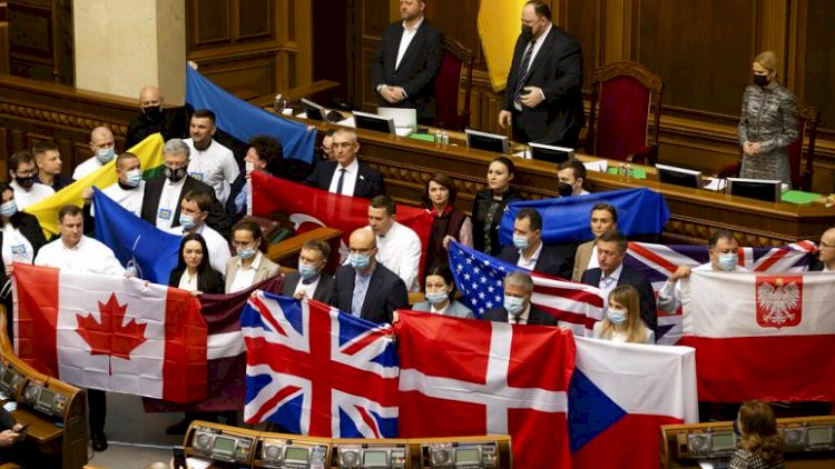 Ukraynalı milletvekillerinden Rusya krizinde destek olan ülkelere teşekkür için bayraklı gösteri