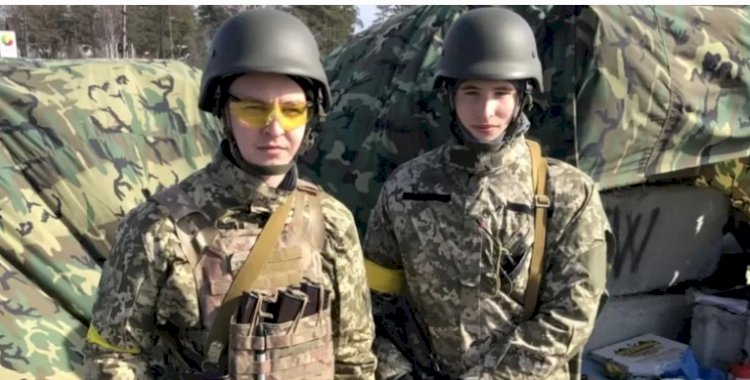 Ukrayna'da okulu bırakıp asker olan gençler: