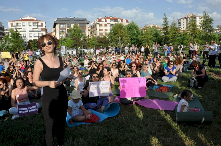 Parkta yoga engellemesine karşı kadınlar hem eylem hem yoga yaptı