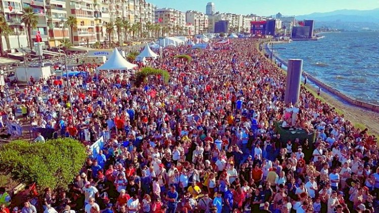 İzmir’in kurtuluş gününde 2,2 milyon izleyici ile rekor