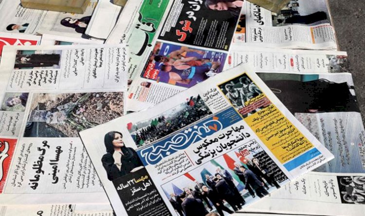 İran'da kadınlar Mahsa Amini için güvenlik güçlerine direnerek protesto gösterisi düzenledi: