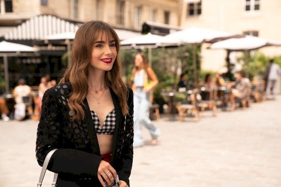 Netflix, Emily in Paris'in heyecanla beklenen üçüncü sezonundan ilk görselleri paylaştı.