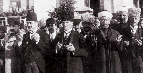 Bize, Gazi Mustafa Kemal Atatürk’ü minnet ve rahmetle anmak yaraşır