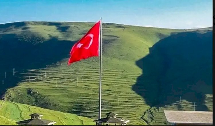 Ardahan Damal'ın, Karadağlar'ın eteğine, yanındaki tepenin gölgesinin düşmesiyle oluşan Atatürk silüeti,