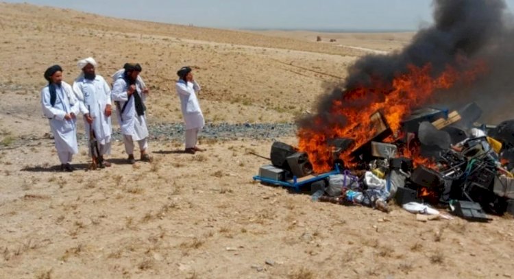 Afganistan’da vandallığın sonu gelmiyor: Taliban ‘yoldan çıkaran’ enstrümanları yaktı