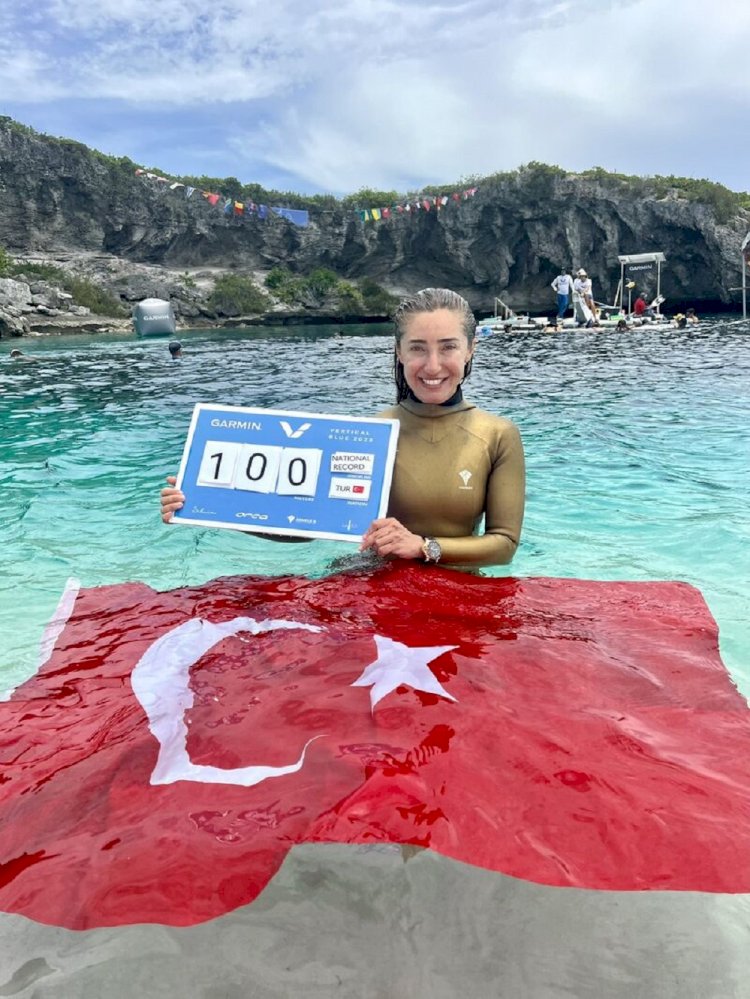  Milli sporcu ve serbest dalış rekortmeni Şahika Ercümen'den Cumhuriyet'in 100.yıl 100 metre rekoru