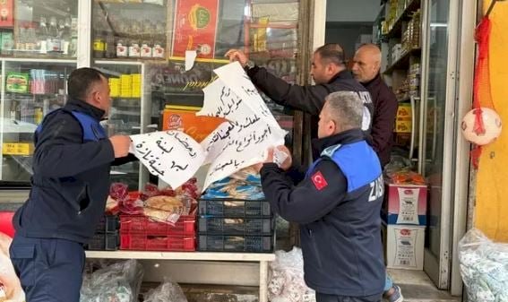 CHP'li başkan kentteki Arapça tabela ve afişleri söktürmeye başladı. Koltuğa oturdu ilk icraatı bu oldu