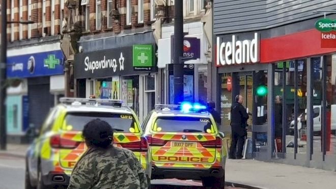 Londra'nın güneyinde 'terör bağlantılı' bıçaklı saldırıda 2 kişi yaralandı, saldırgan polis tarafından öldürüldü