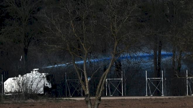 Yunan polisi sınırı geçenleri 'tespit edip tutuklamak için' mavi renkli tazyikli su sıkıyor