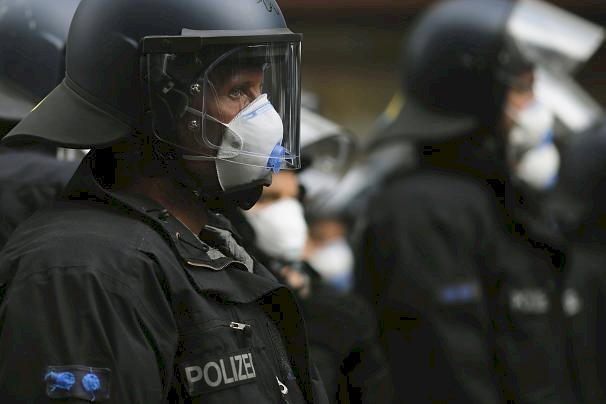 'Hayatımı geri istiyorum' diyen Almanlar sokağa çıktı, polis çok sayıda göstericiyi gözaltına aldı
