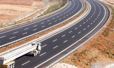 Paralı otobanda rüzgar kavgası  Kaynak Yeniçağ: Paralı otobanda rüzgar kavgası