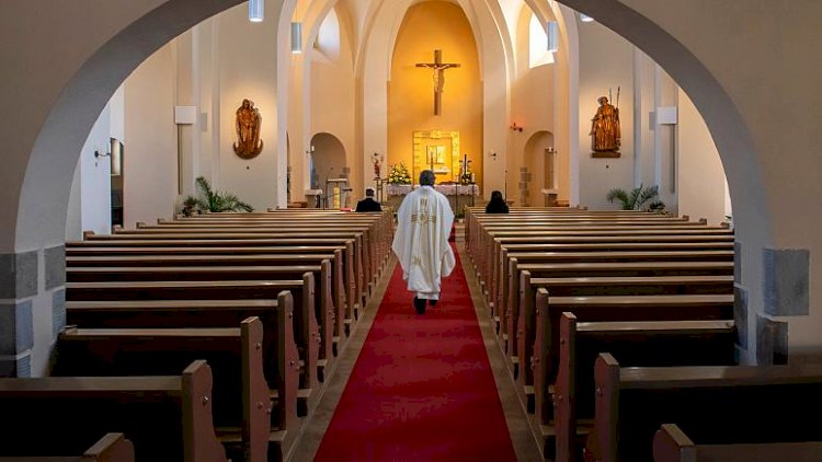 Berlin'de bir kilise, namaz kılmaları için Müslümanlara kapılarını açtı | Covid-19