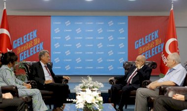 TÜSİAD Yönetim Kurulu siyasi partilerle temaslar kapsamında Saadet Partisi Genel Başkanı Temel Karamollaoğlu ile biraraya geldi