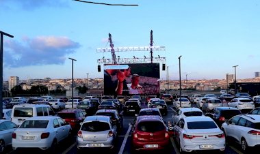 Marmara Forum’da, açık hava arabalı sinema gecesi rüzgârı