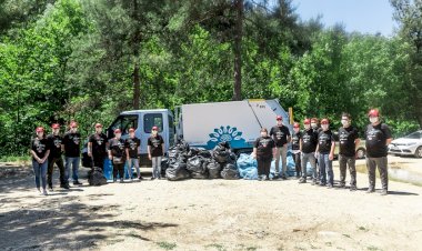 Çevre için bir araya gelen Eker çalışanları, 3500m2 ormanlık alanda 1 kamyon çöp topladı