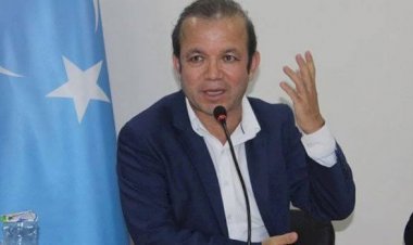 Çin, Doğu Türkistan’ın sesi Erkin Emet’in kardeşlerini tutukladı