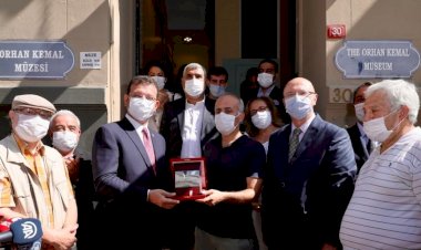 49. ORHAN KEMAL ROMAN ARMAĞANI’NI KAZANAN AYHAN GEÇGİN, ÖDÜLÜNÜ İMAMOĞLU’NDAN ALDI