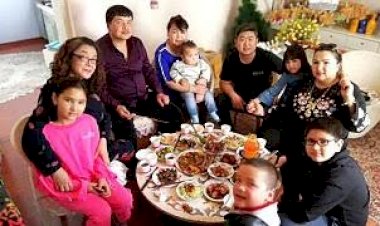 Çinli memurlar Uygur Türklerinin evlerinde