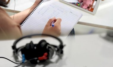 Online eğitimde kulaklıklara dikkat