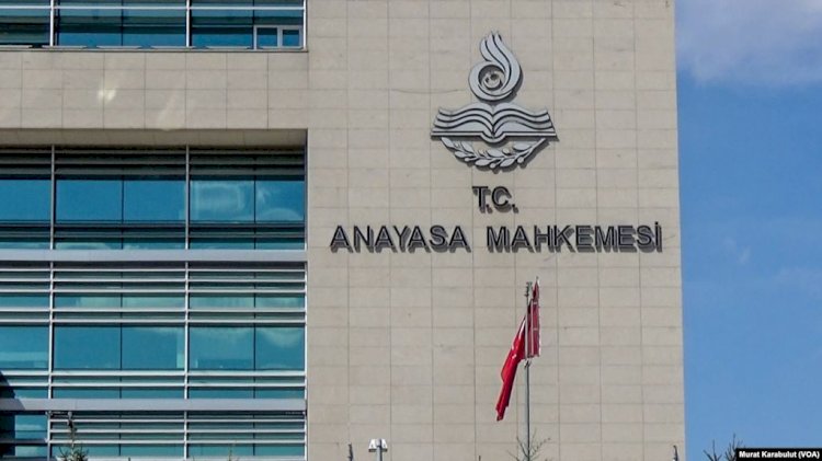 AYM Üyesinin “Işıklar Yanıyor” Mesajına Tepkiler