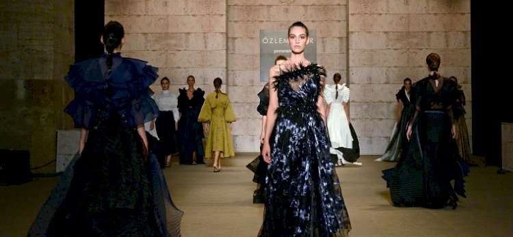 Mercedes-Benz presents Özlem Süer" defilesi gerçekleşti