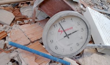 İZMİR’DE SAAT HALA 14.51