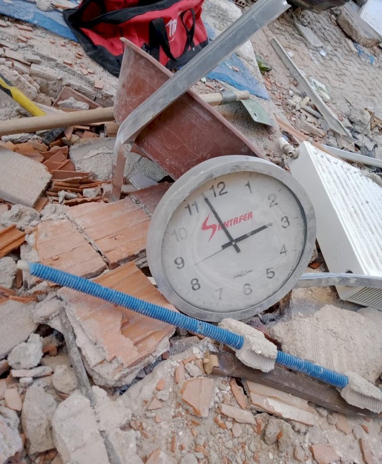 İZMİR’DE SAAT HALA 14.51