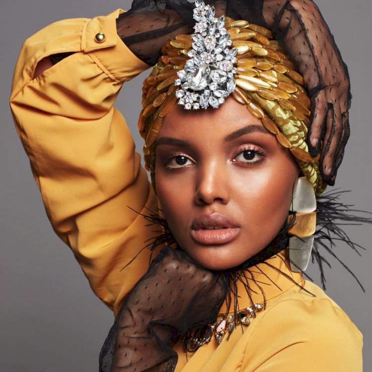 Halima Aden: İlk tesettürlü model, 'Namazlarımı kaçırdım, otel odalarında ağladım' diyerek mankenliği bıraktı