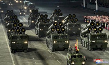Askeri geçit töreniyle 'gövde gösterisi' yapan Kuzey Kore lideri Kim'den Joe Biden'e mesaj