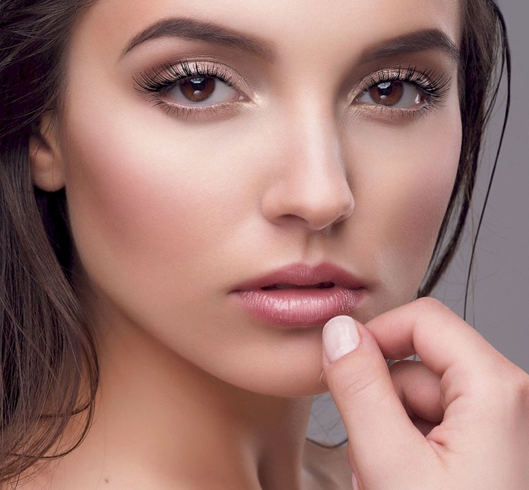 RENKLİ VE İDDİALI EYELINER YENİ YILIN MODASI OLACAK