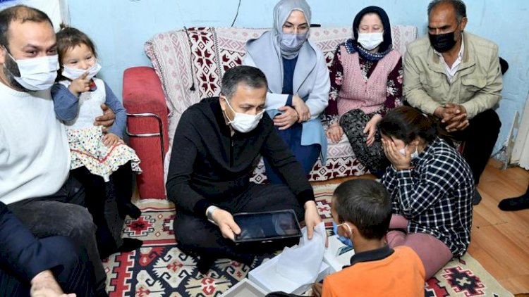 Vali Yerlikaya 'çocuklarım aç' dedikten sonra hakarete uğrayan Roman aileyi ziyaret etti