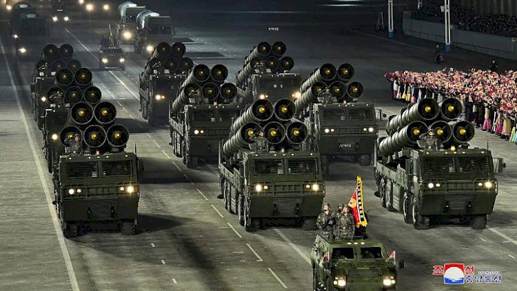 Askeri geçit töreniyle 'gövde gösterisi' yapan Kuzey Kore lideri Kim'den Joe Biden'e mesaj