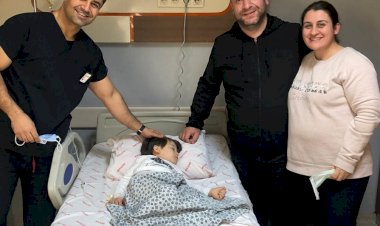 2.5 yaşındaki Alperen böbrek taşından kapalı ameliyatla kurtuldu