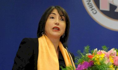Bakan halktan önce aşılandı diye istifa etti