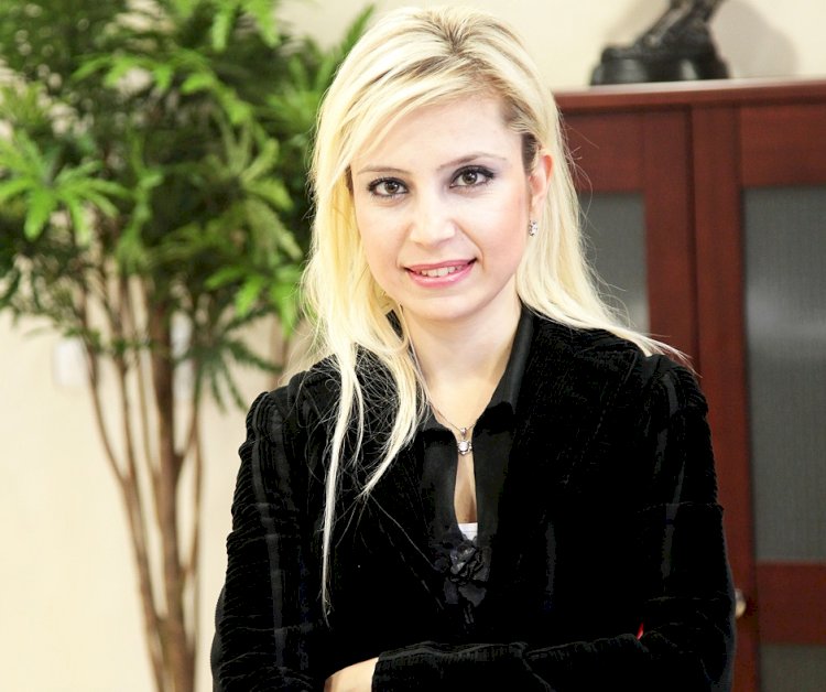“Pau Şatosu” kitapevi raflarında yerini aldı.